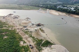 Doanh nghiệp có vốn 25 tỷ trúng thầu mỏ cát hơn 491 tỷ ở Quảng Nam 