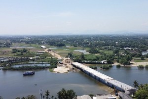 Dự án đường ven biển Dung Quất - Sa Huỳnh vẫn còn nhiều đoạn vướng mặt bằng. 