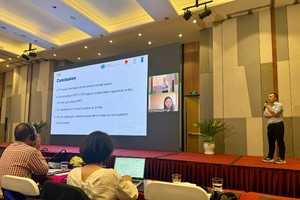 Các đội thi đang trình bày ý tưởng về giảm rác thải nhựa.