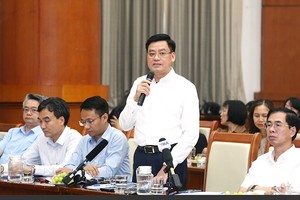 Ông Hoàng Văn Thu giải đáp tại cuộc họp báo thường kỳ quý II/2025 của Bộ Tài chính. (Ảnh: Đức Minh)
