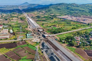 Đầu tư công tăng tốc tạo lực đẩy cho các ngành xây lắp, hạ tầng, viễn thông...