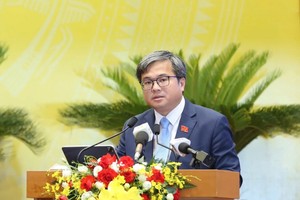 Phó chủ tịch UBND Thành phố Trương Việt Dũng trình bày báo cáo về công tác chỉ đạo, điều hành và kết quả phát triển kinh tế - xã hội 6 tháng đầu năm.