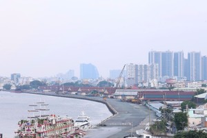 Một khu đất nhà kho rộng 11.000 m2 tại khu cảng Khánh Hội có tiền thuê đất năm 2025 lên tới gần 21 tỷ đồng, do đơn giá thuê đất bị đẩy lên gần 2 triệu đồng/m2. Ảnh: Lê Toàn