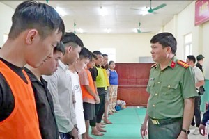 Đại tá Vũ Văn Đấu, Giám đốc Công an tỉnh Điện Biên làm việc với các đối tượng. Ảnh: CA Điện Biên.