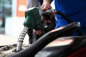 Giá xăng đồng loạt giảm, về dưới 20.000đ/lít từ chiều nay.