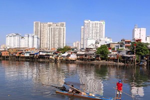 TP.HCM vẫn còn gần 40.000 căn nhà lụp xụp ven kênh chưa được giải tỏa- Ảnh: Lê Toàn