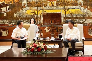 Phó chủ tịch UBND TP. Hà Nội Dương Đức Tuấn tiếp ông Tằng Tinh Hoa, Chủ nhiệm Ủy ban Giám sát và Quản lý Tài sản Nhà nước Trùng Khánh (Trung Quốc). Ảnh: Hoàng Linh