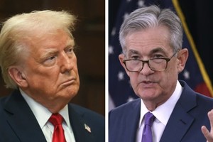 Tổng thống Mỹ Donald Trump (bìa trái) và Chủ tịch Cục Dự trữ Liên bang (Fed) Jerome Powell. Ảnh: AFP