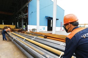 Việc phân cấp, phân quyền mạnh mẽ trong lựa chọn nhà thầu giúp các doanh nghiệp nhà nước kịp thời nắm bắt cơ hội kinh doanh, từ đó tăng sức cạnh tranh, nâng cao hiệu quả hoạt động trên thương trường. Ảnh: Lê Tiên