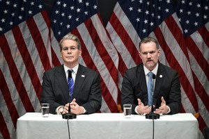 Bộ trưởng Tài chính Mỹ Scott Bessent (bìa trái) cùng Đại diện Thương mại Mỹ Jamieson Greer tại một cuộc họp báo diễn ra ở tòa nhà Rosenbad, thủ đô Stockholm, Thụy Điển sau khi vòng đàm phán thương mại lần thứ 3 giữa Mỹ và Trung Quốc kết thúc vào ngày 29/7/2025. Ảnh: AFP