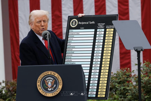 Tổng thống Mỹ Donald Trump công bố các mức thuế đối ứng mới tại Nhà Trắng, ngày 2/4/2025. Ảnh: Reuters/TTXVN