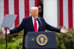 Tổng thống Mỹ Donald Trump phát biểu tại Nhà Trắng ở Washington, D.C., ngày 2/4/2025. Ảnh: THX/TTXVN