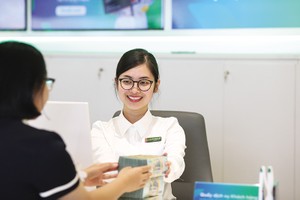 Thu ngoài lãi là một trong những điểm sáng nhất của ngành ngân hàng trong nửa đầu năm 2025. 