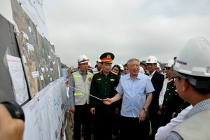 Phó thủ tướng Thường trực Chính phủ Nguyễn Hoà Bình kiểm tra thực tế Dự án cao tốc đoạn Hòa Liên - Túy Loan vào tháng 3/2025.