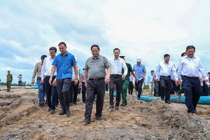 Thủ tướng kiểm tra thực địa Dự án thành phần 1 (đoạn qua địa bàn tỉnh An Giang) thuộc tuyến cao tốc Châu Đốc - Cần Thơ - Sóc Trăng và chỉ đạo đẩy nhanh tiến độ, phấn đấu hoàn thành Dự án thành phần 1 vào ngày 19/12/2025. Ảnh: Nhật Bắc