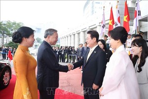 Tổng thống Hàn Quốc Lee Jae Myung và Phu nhân đón Tổng Bí thư và Phu nhân Ngô Phương Ly tại nơi đỗ xe - Ảnh: TTXVN