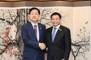 Bộ trưởng Bộ Tài chính Nguyễn Văn Thắng (phải) và ông Koo Yun Cheol. Ảnh: Việt Tuấn