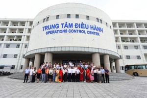 Sáng 13/8, Sở Du lịch Hà Nội phối hợp với Công ty TNHH MTV đường sắt Hà Nội và các doanh nghiệp Lữ hành trên địa bàn Thành phố khảo sát sản phẩm du lịch thuộc tuyến đường sắt đô thị số 2A (Hà Đông - Cát Linh). Ảnh: Hồ Hạ. 