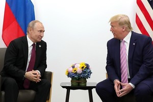 Tổng thống Mỹ Donald Trump (phải) trong cuộc gặp Tổng thống Liên bang Nga Vladimir Putin bên lề Hội nghị thượng đỉnh Nhóm các nền kinh tế phát triển và mới nổi hàng đầu thế giới (G20) tại Osaka (Nhật Bản), ngày 28/6/2019. Ảnh: Kyodo/TTXVN
