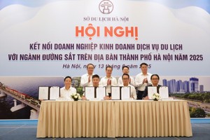 Lễ ký kết giữa các doanh nghiệp kinh doanh lữ hành với các đơn vị cung cấp dịch vụ, sản phẩm du lịch đường sắt.