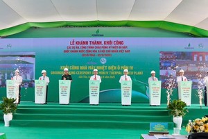 Các đại biểu thực hiện nghi thức khởi công. 