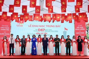 Các đại biểu cắt băng khai mạc chuỗi trưng bày tại Hoàng thành Thăng Long vào sáng 19/8. Ảnh: N.Khánh.