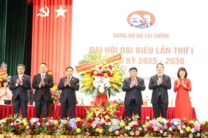 Đồng chí Nguyễn Chí Dũng (thứ ba từ phải sang) - Ủy viên Trung ương Đảng, Ủy viên Ban Thường vụ Đảng ủy Chính phủ, Phó Thủ tướng Chính phủ tặng hoa chúc mừng Đại hội đại biểu Đảng bộ Bộ Tài chính lần thứ I. Ảnh: Đức Thanh