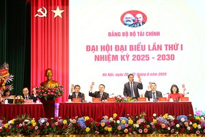 Đoàn Chủ tịch và Thư ký Đại hội biểu quyết thông qua Nghị quyết. Ảnh: Đức Thanh.