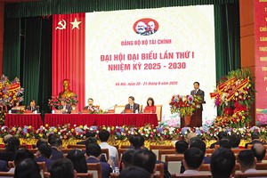 Ủy viên Ban Chấp hành Trung ương Đảng, Bí thư Đảng ủy, Bộ trưởng Bộ Tài chính Nguyễn Văn Thắng phát biểu tại Đại hội. Ảnh: Đức Thanh 