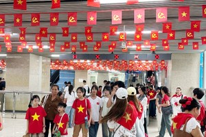 Hàng vạn người dân háo hức chờ đón sự kiện đặc biệt, trong đó metro tiếp tục là lựa chọn hàng đầu để di chuyển nhanh chóng, an toàn, văn minh.