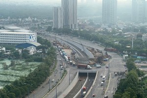 Nhiều hạng mục tại nút giao An Phú vẫn còn ngổn ngang nên không thể hoàn thành vào cuối năm 2025 - Ảnh: Lê Toàn