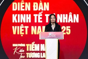 Bà Phạm Thị Bích Huệ - Phó Chủ tịch Trung ương Hội Doanh nhân trẻ Việt Nam, Trưởng Ban Tổ chức VPSF 2025 phát biểu.