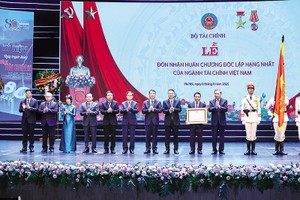 Tổng Bí thư Tô Lâm trao Huân chương Độc lập hạng Nhất cho Bộ Tài chính tại Lễ kỷ niệm 80 năm Ngày Truyền thống ngành Tài chính. Ảnh: Đức Thanh