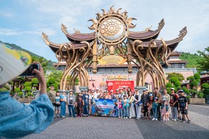 Du khách hào hứng check in Cầu Vàng ngợp cờ Tổ quốc dịp Quốc khánh 2/9