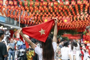 Thủ đô Hà Nội tràn ngập sắc đỏ màu cờ Tổ quốc