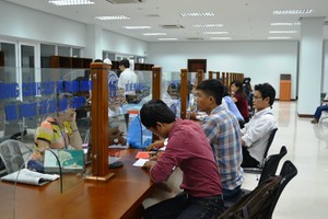 Người dân làm thủ tục hành chính tại Trung tâm Hành chính TP. Đà Nẵng. 