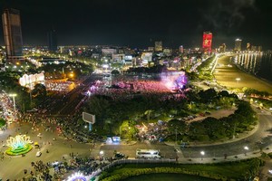Lễ hội ánh sáng trong chuỗi hoạt động của Lễ hội tinh hoa Đại ngàn - Biển xanh hội tụ hấp dẫn người dân và du khách. Ảnh: BTC. 