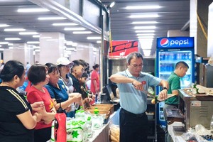 Chủ tịch Hội đồng thành viên Hà Nội Metro Khuất Việt Hùng gửi những chiếc bánh mì nóng tới người dân chờ xem lễ duyệt binh.