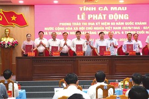 Lãnh đạo tỉnh Cà Mau chứng kiến ký giao ước thi đua 180 ngày phấn đấu tăng trưởng từ 8,8% trong 6 tháng cuối năm 2025 (Ảnh: Cổng ttđt Cà Mau) 