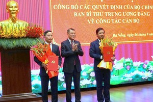 Ông Lê Minh Hưng trao Quyết định của Bộ Chính trị, Ban Bí thư Trung ương Đảng cho ông Lương Nguyễn Minh Triết và ông Phạm Đức Ấn.