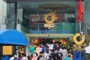 Người dân chen nhau xếp hàng mua vàng bình ổn giá, song hơn 7.000 lượng đã bị "găm" lại, bán ra ngoài theo giá thị trường để hưởng chênh lệch.