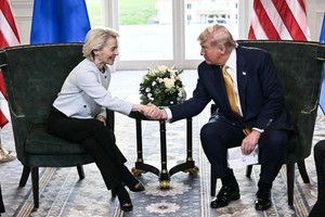 Tổng thống Mỹ Donald Trump, phải, trong cuộc gặp Chủ tịch Ủy ban châu Âu (EC) Ursula von der Leyen tại Scotland, ngày 27/7/2025). Ảnh: REUTERS/TTXVN