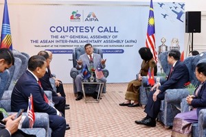 Chủ tịch Hạ viện Malaysia Tan Sri Dato’ Johari bin Abdul tiếp các Trưởng đoàn tham dự AIPA-46. Ảnh: TTXVN.