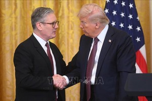 Tổng thống Mỹ Donald Trump (phải) trong cuộc gặp Thủ tướng Anh Keir Starmer tại Washington DC., ngày 27/2/2025. Ảnh: REUTERS/TTXVN