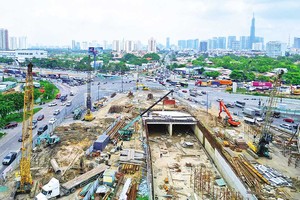 Nút giao thông An Phú thi công chậm trễ, tiến độ hoàn thành lùi sang năm 2026. Ảnh: Lê Toàn 