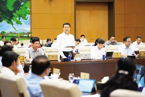 Bộ trưởng Bộ Khoa học và Công nghệ Nguyễn Mạnh Hùng báo cáo tại phiên họp