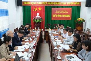 Sở Công thương và lãnh đạo ban ngành của TP. Cần Thơ làm việc với nhà đầu tư Hàn Quốc. Ảnh: Thanh Liêm