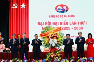 Lãnh đạo Chính phủ chúc mừng Đại hội đại biểu Đảng bộ Bộ Tài chính lần thứ I.