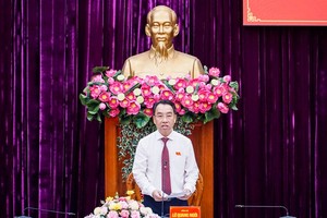 Chủ tịch UBND tỉnh Vĩnh Long Lữ Quang Ngời nêu ý kiến thảo luận tại tổ Khu vực Vĩnh Long