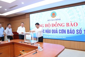 Bộ trưởng Bộ Tài chính Nguyễn Văn Thắng ủng hộ tại buổi lễ phát động. Ảnh: Đức Minh.